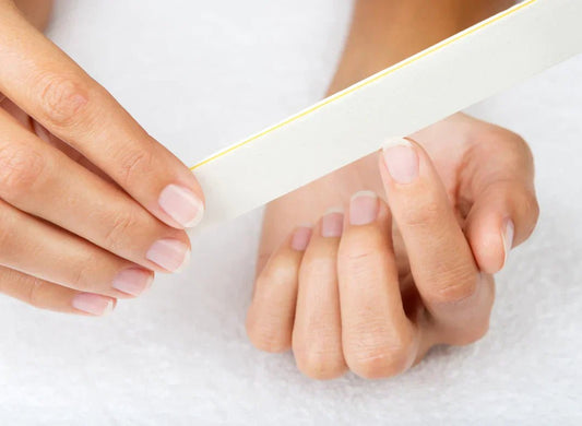 Comment bien préparer ses ongles avant la pose de vernis ?