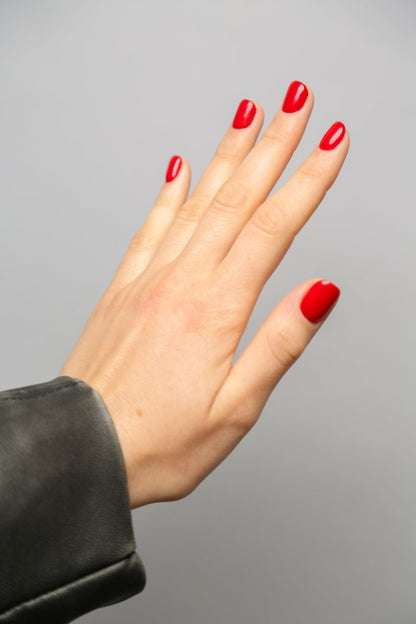 le vernis rouge coquelicot main