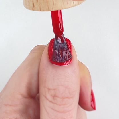 application vernis rouge ecarlate
